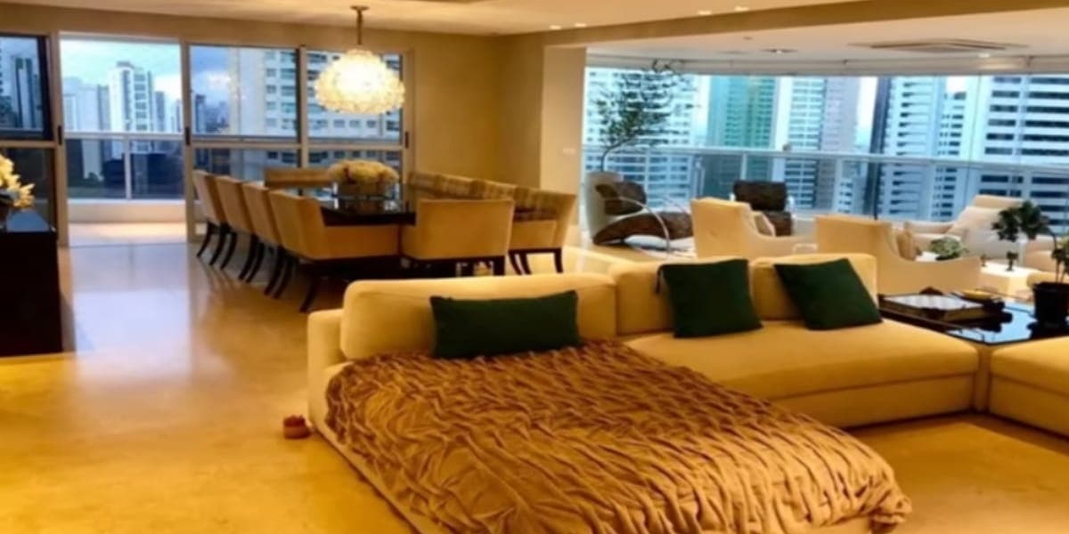 Sala de etsra e de jantar em um ambiente completamente integrado (Reprodução: Youtube) Sala de etsra e de jantar em um ambiente completamente integrado (Reprodução: Youtube)