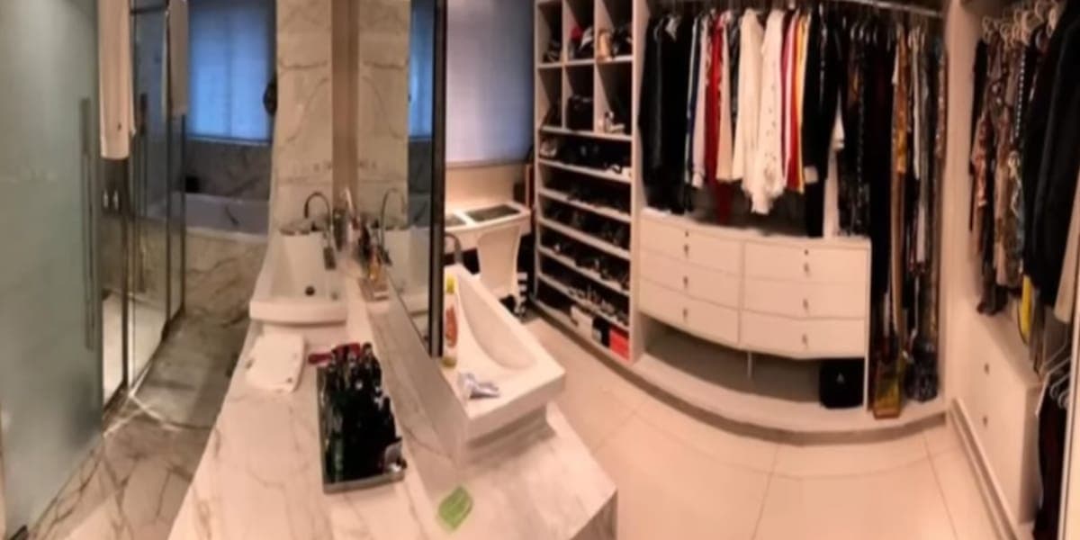 Enorme closet, com acesso ao banheiro (Reprodução: Youtube) Enorme closet, com acesso ao banheiro (Reprodução: Youtube)