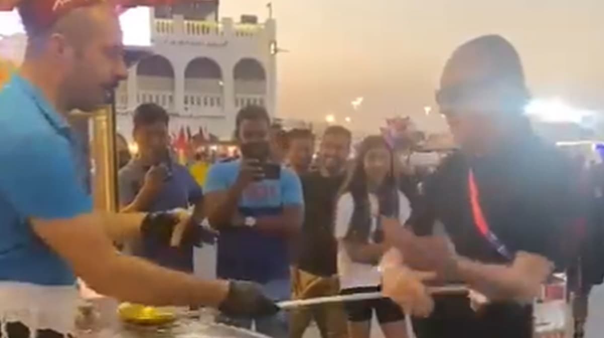 Momento que Galvão é tirado do sério em brincadeira diante de muitos turistas no Catar (Reprodução/ TikTok) Momento que Galvão é tirado do sério em brincadeira diante de muitos turistas no Catar (Reprodução/ TikTok)