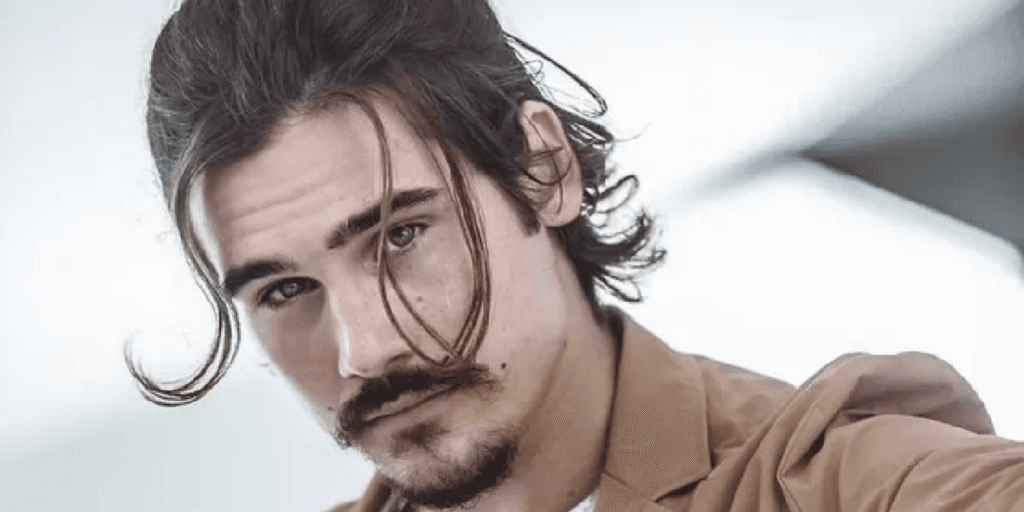 Nicolas Prattes surge agarrado com grande amor, faz declaração e surpreende público: “Te amo”