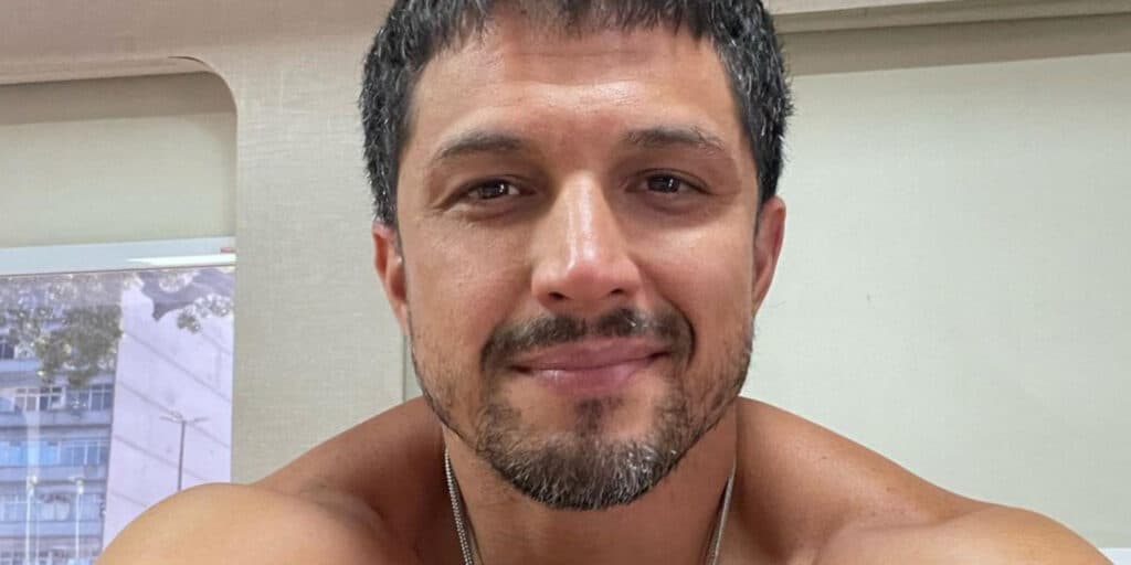 Ator Rômulo Estrela surge em vídeo totalmente pelado e deixa público enlouquecido com corpão