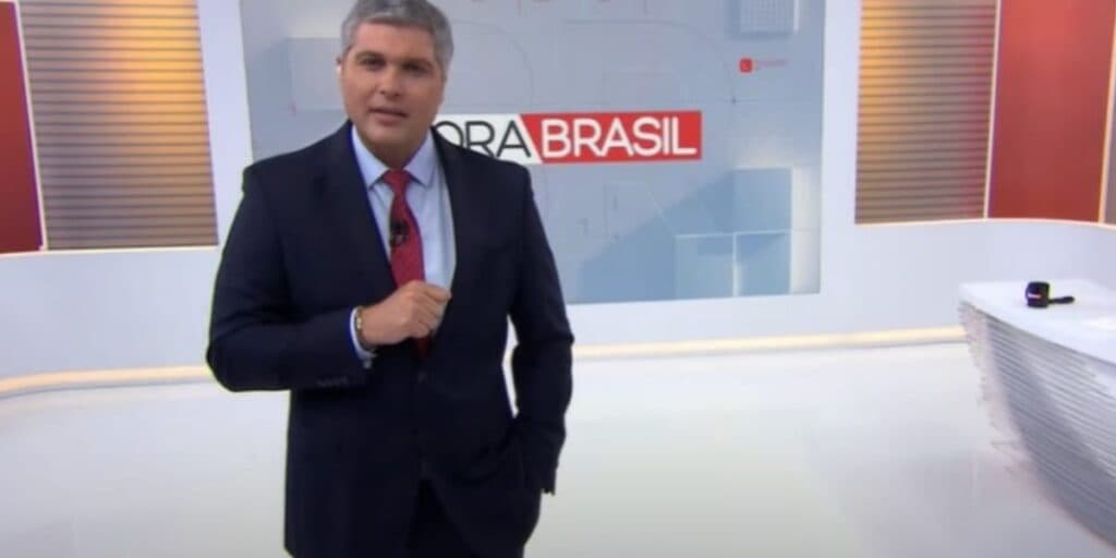 Joel Datena deixa postura recatada na Band e confessa o que esposa o incentivou a fazer: "No meio do mato"