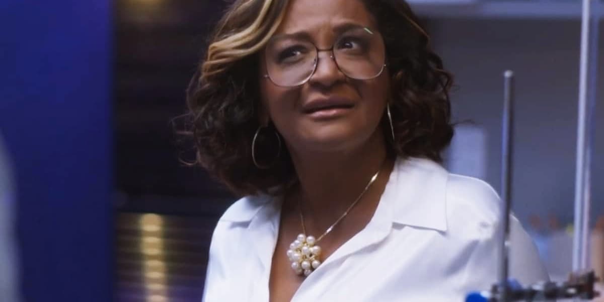 Marta usando camisa Branca na novela Cara e Coragem Marta usando camisa Branca na novela Cara e Coragem