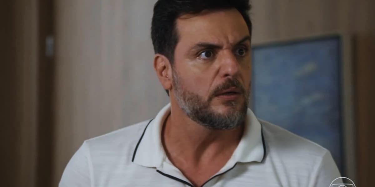 Moretti usando camisa polo branca na novela Travessia Moretti usando camisa polo branca na novela Travessia