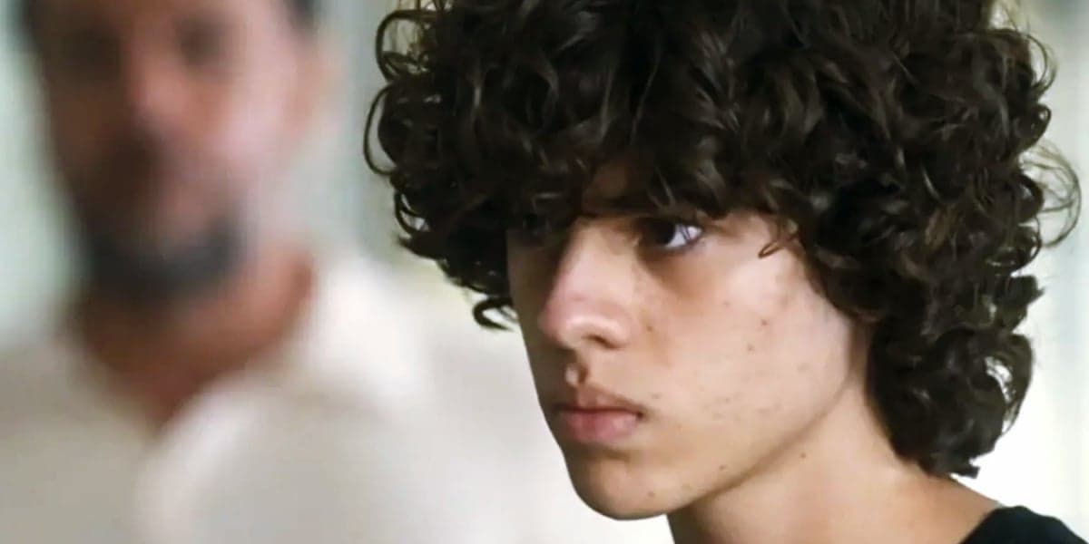 Rudá em cena da novela Travessia, adolescente com cabelo cacheado castanho Rudá em cena da novela Travessia, adolescente com cabelo cacheado castanho