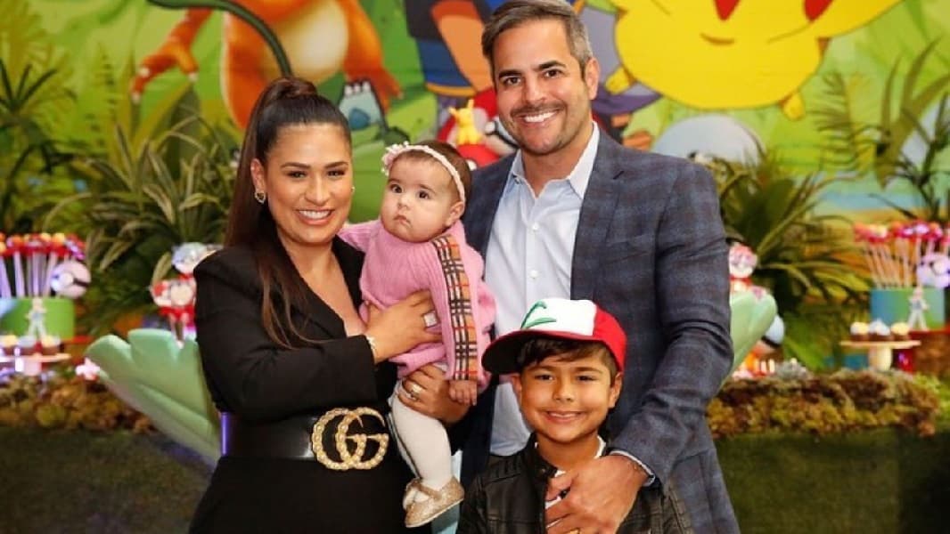 Simone Mendes ao lado do marido Kaká Diniz e seus filhos (Foto: Divulgação) Simone Mendes ao lado do marido Kaká Diniz e seus filhos (Foto: Divulgação)