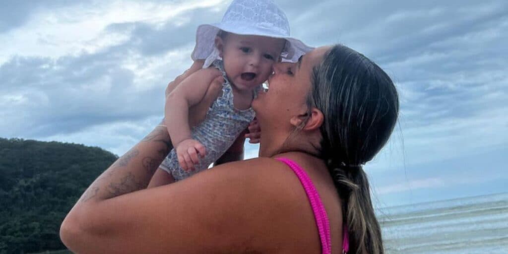 MC Loma quebra a própria regra, mostra rostinho da filha aos 5 meses e encanta o Brasil