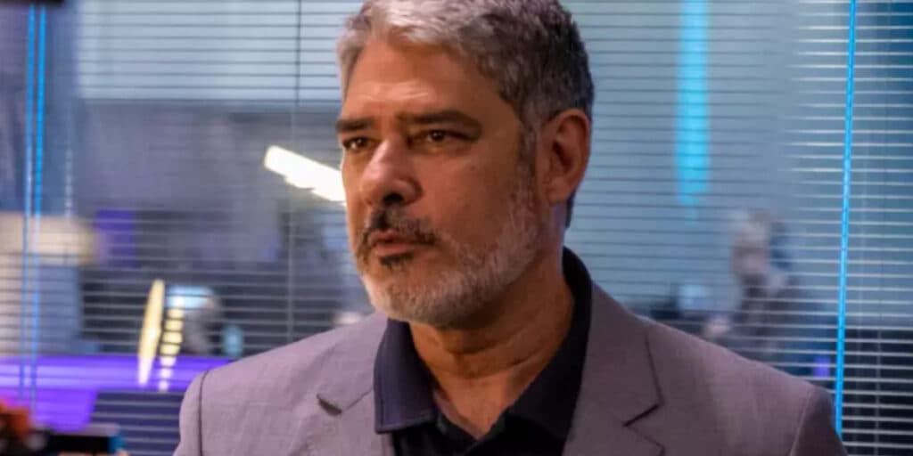 William Bonner é flagrado sozinho usando bolsa na rua, é reconhecido e olhado dos pés a cabeça