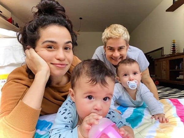 Atriz Nanda Costa ao lado de sua espoa e suas duas filhas (Foto: Reprodução, Instagram) Atriz Nanda Costa ao lado de sua espoa e suas duas filhas (Foto: Reprodução, Instagram)