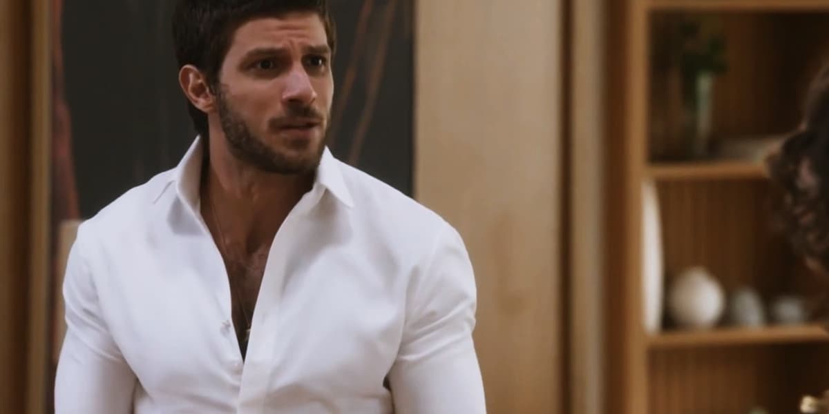 Ari em cena da novela Travessia com camisa social branca Ari em cena da novela Travessia com camisa social branca