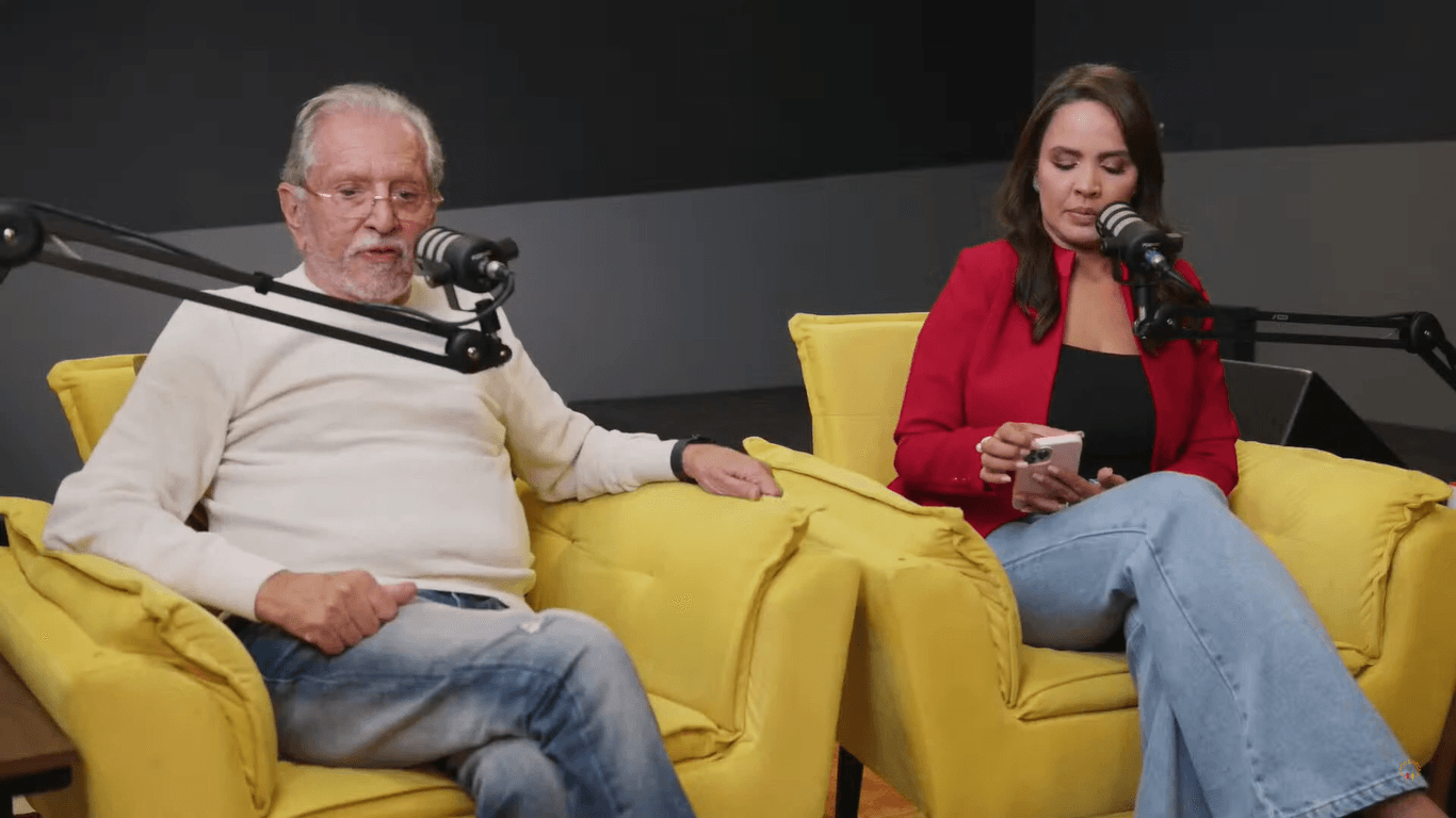 Carlos Alberto e Renata Domingues no podcast 'O Pod É Nosso' - Foto: Reprodução/You Tube Carlos Alberto e Renata Domingues no podcast 'O Pod É Nosso' - Foto: Reprodução/You Tube