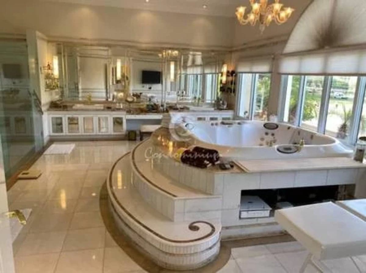 Suíte com banheira de hidromassagem gigantesca Piscina da residência vista de cima O local conta com uma belíssima piscina (Foto Reprodução/Internet) Suíte com banheira de hidromassagem gigantesca Piscina da residência vista de cima O local conta com uma belíssima piscina (Foto Reprodução/Internet)