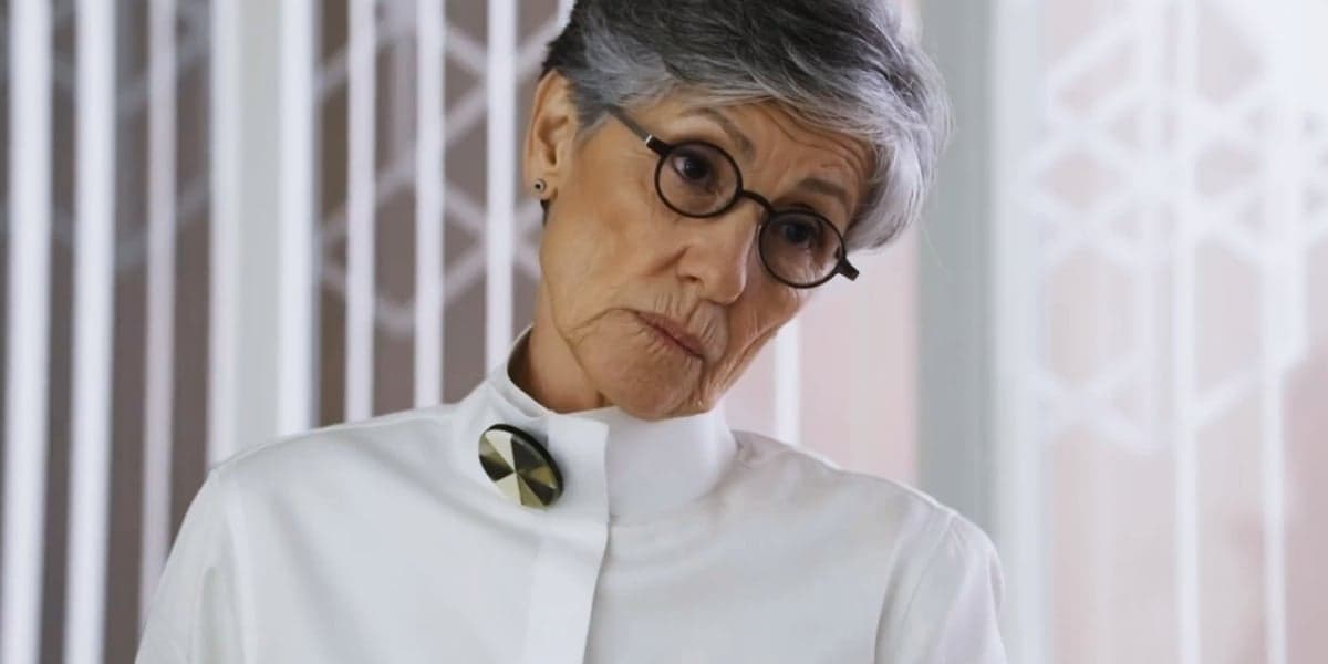 Cidália com expressão de desconfiada em cena da novela Travessia Cidália com expressão de desconfiada em cena da novela Travessia