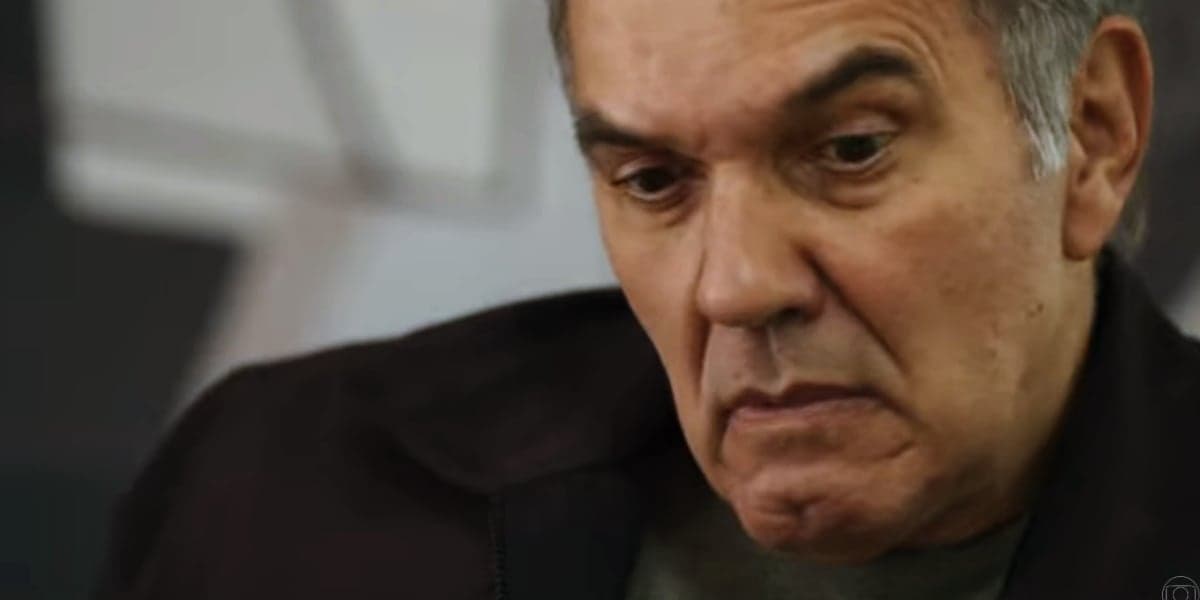 Guerra em cena da novela Travessia com expressão tensa Guerra em cena da novela Travessia com expressão tensa