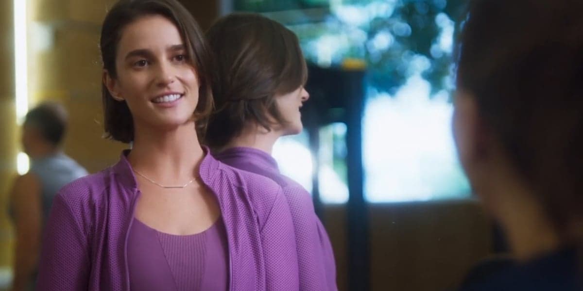 Helena usa roupa esportiva na cor lilás e está sorridente na novela Vai na Fé Helena usa roupa esportiva na cor lilás e está sorridente na novela Vai na Fé