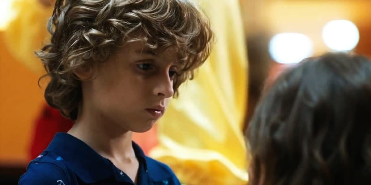 Tonho na novela Travessia está vendo seus pais brigarem por sua guarda Tonho na novela Travessia está vendo seus pais brigarem por sua guarda