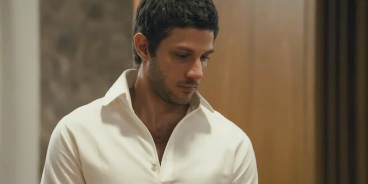 Ari, usando camisa branca, abaixa a cabeça para Núbia em Travessia Ari, usando camisa branca, abaixa a cabeça para Núbia em Travessia