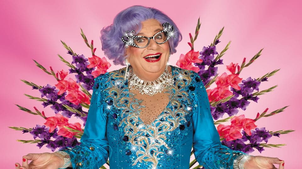 Famosa Drag Dame Edna Everage (Foto: Reprodução, Metro UK) Famosa Drag Dame Edna Everage (Foto: Reprodução, Metro UK)