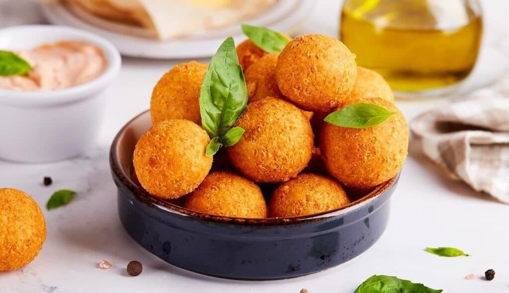 Confira uma receita de Bolinhas de Queijo com apenas 5 ingredientes (Foto: Reprodução, cooknenjoy) Confira uma receita de Bolinhas de Queijo com apenas 5 ingredientes (Foto: Reprodução, cooknenjoy)