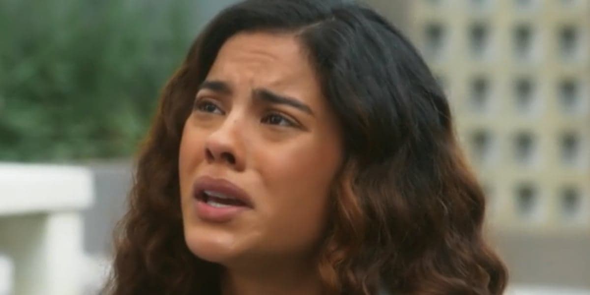 Jenifer fica abalada com descoberta em "Vai na Fé" (Foto: Reprodução/TV Globo) Jenifer fica abalada com descoberta em "Vai na Fé" (Foto: Reprodução/TV Globo)