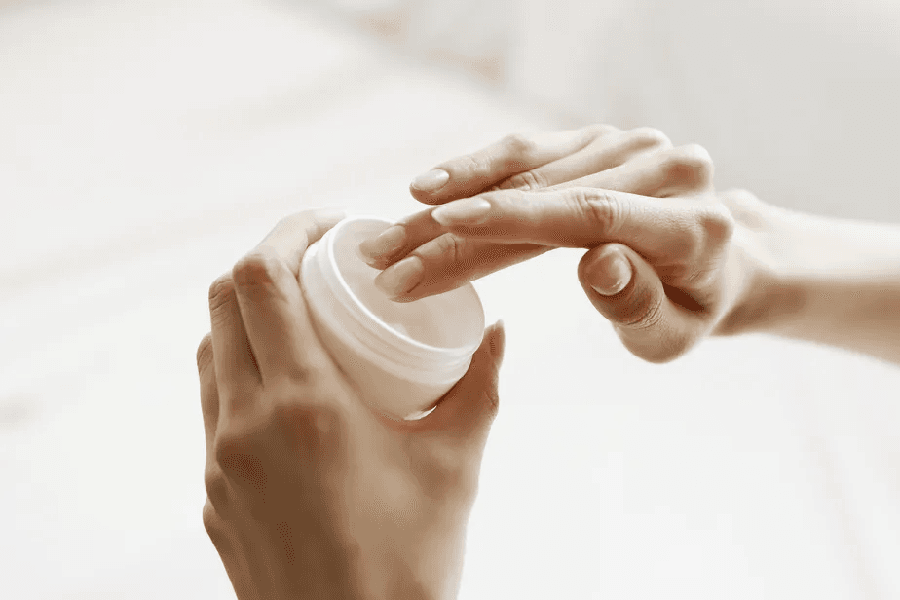 Pomada ajuda a hidratada e prevenir o melasma (Foto: Reprodução) Pomada ajuda a hidratada e prevenir o melasma (Foto: Reprodução)