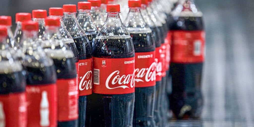 5 bilhões: O estouro dos cofres das Coca-Cola para comprar rival e aniquilar a Pepsi após anos em guerra