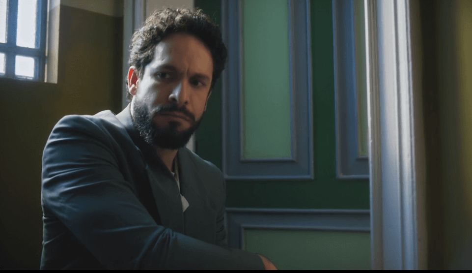 Em "Terra e Paixão" Luigi fica indignado ao saber que está sendo chifrado por Petra (Foto Reprodução/Globoplay) Em "Terra e Paixão" Luigi fica indignado ao saber que está sendo chifrado por Petra (Foto Reprodução/Globoplay)