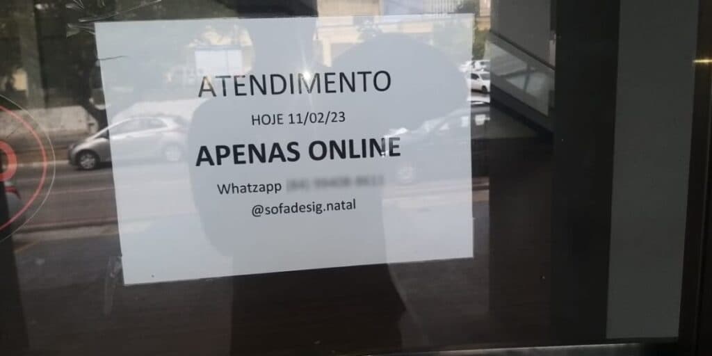 Comunicado deixado na porta pela empresa (Reprodução: Internet) Comunicado deixado na porta pela empresa (Reprodução: Internet)