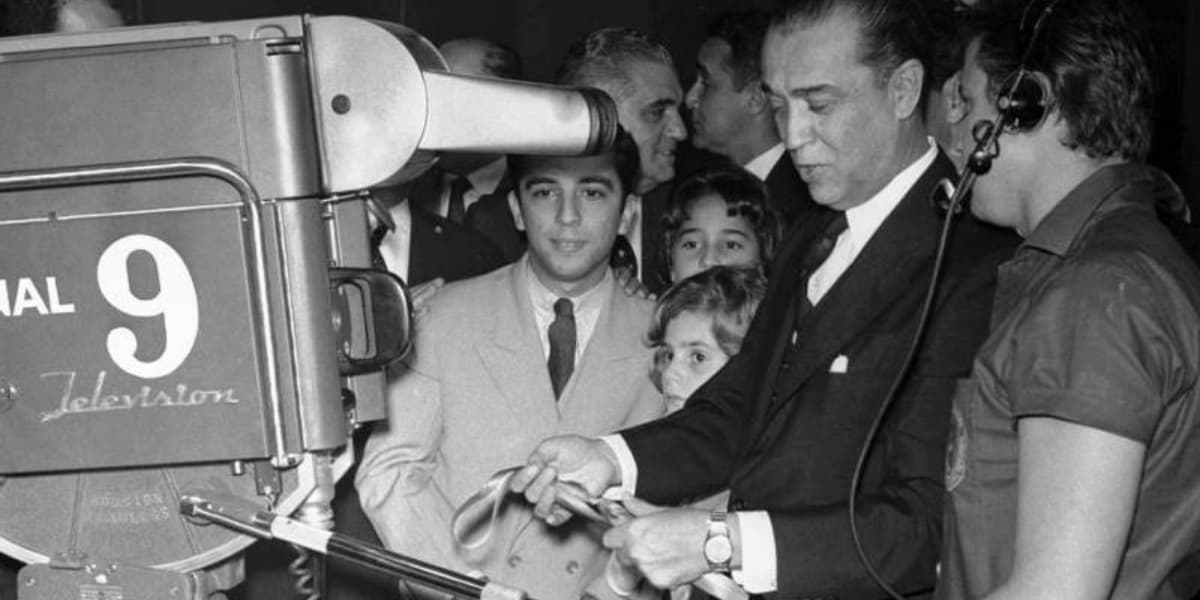 Juscelino Kubitschek na inauguração da TV Continental (Foto: Reprodução/Museu da TV) Juscelino Kubitschek na inauguração da TV Continental (Foto: Reprodução/Museu da TV)