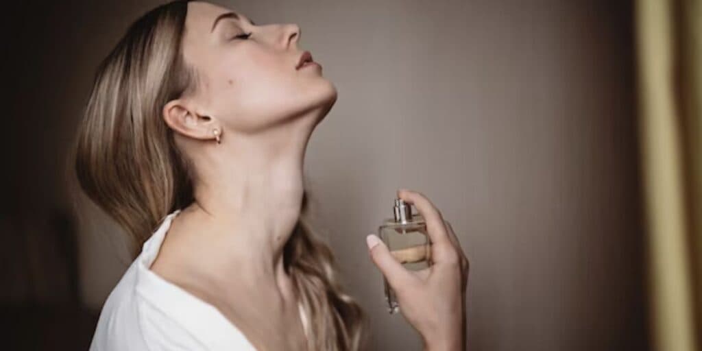 Cheiro IRRESISTÍVEL e SENSUAL: 5 perfumes femininos mais CHEIROSOS e TRADICIONAIS que nunca saem de moda