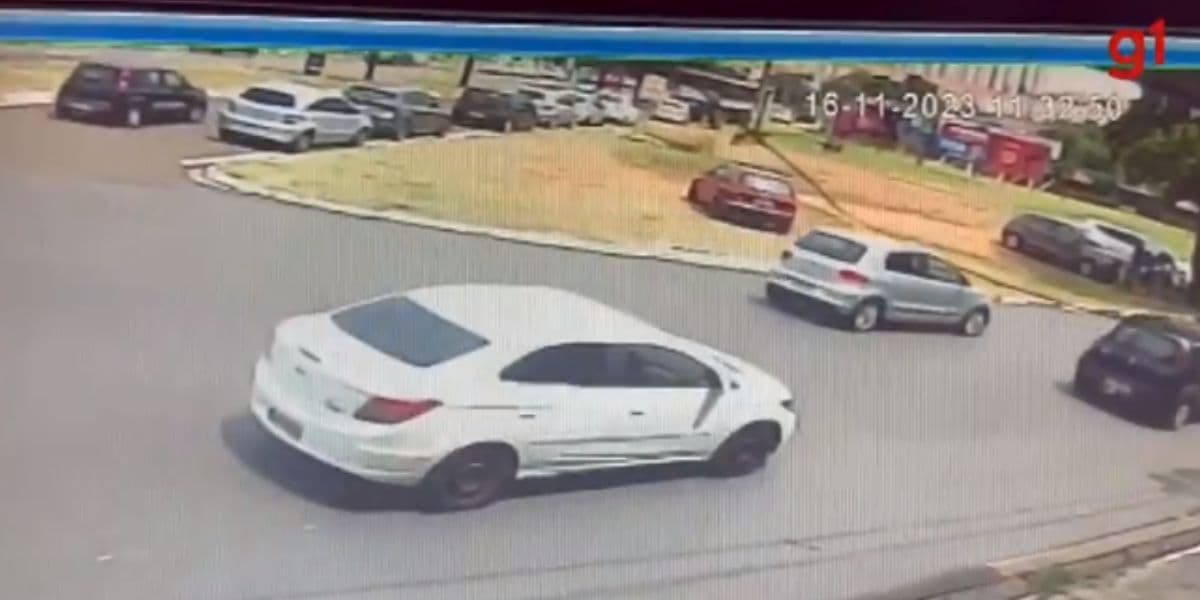 No canto direito inferior, as pessoas se protegem atrás do carro, no momento dos disparos (Reprodução: Internet) No canto direito inferior, as pessoas se protegem atrás do carro, no momento dos disparos (Reprodução: Internet)