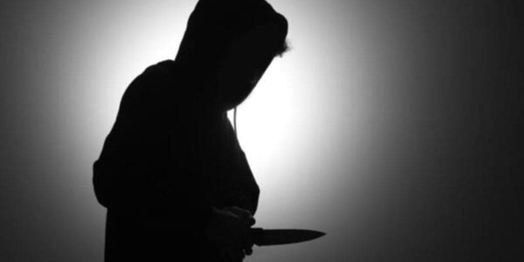 Crime brutal: Homem mata mulher com várias facadas e tenta se matar com golpe no peito