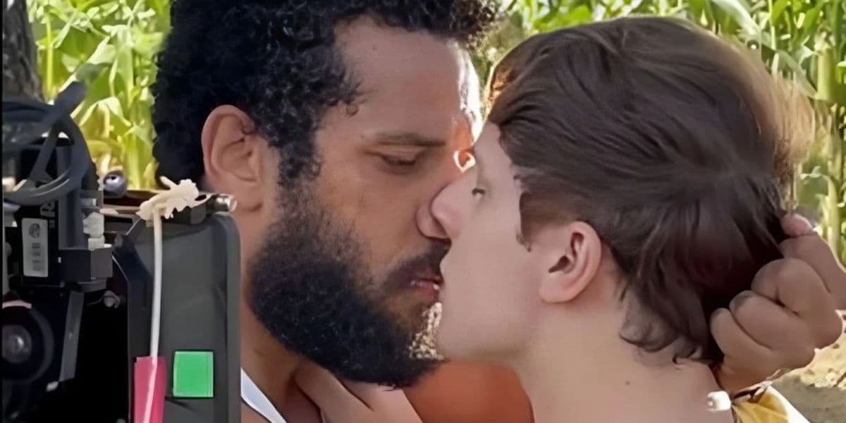 Um dos beijos mais aguardados da trama (Reprodução: Globo) Um dos beijos mais aguardados da trama (Reprodução: Globo)