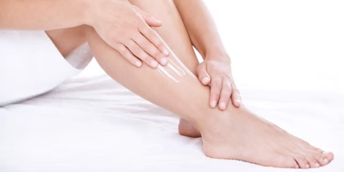 Mulher passando creme na perna (Foto: Reprodução / Freepik) Mulher passando creme na perna (Foto: Reprodução / Freepik)