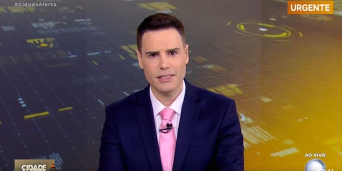 Luiz Bacci comanda todos os dias o Cidade Alerta (Reprodução: Record) Luiz Bacci comanda todos os dias o Cidade Alerta (Reprodução: Record)
