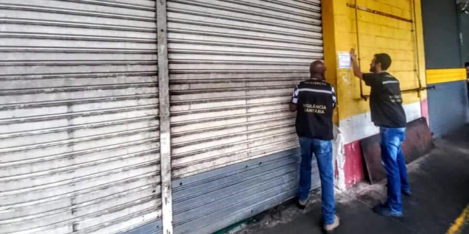 Visa de Bragança Paulista interditando supermercado (Foto: Divulgação) Visa de Bragança Paulista interditando supermercado (Foto: Divulgação)