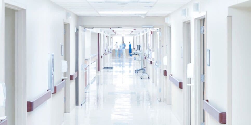Corredor de hospital (Foto: Reprodução / Canva) Corredor de hospital (Foto: Reprodução / Canva)