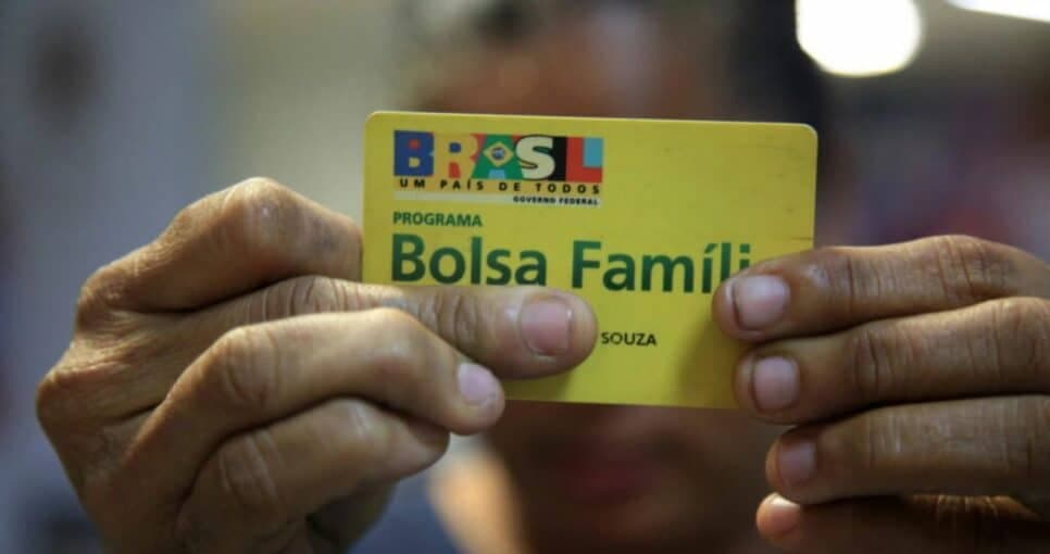 Tchau, só R$ 600: Bolsa Família chega com valor extra nessa segunda (16)