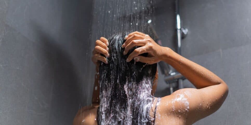 Moça lavando cabelo (Foto: Canva) Moça lavando cabelo (Foto: Canva)