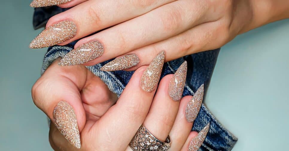 Alongamento em gel com apenas 2 ingredientes para deixar unhas inquebráveis e que manicures não te contam
