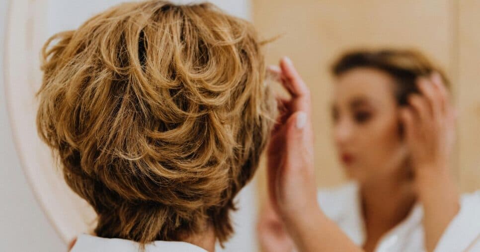 Para acordar e sair de casa: 3 cortes de cabelo reduzem o volume desgovernado e aposentam a escova de vez