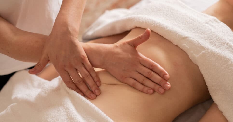 Falência das clínicas de estética: Drenagem linfática caseira em 3 passos traz barriga chapada as 50+
