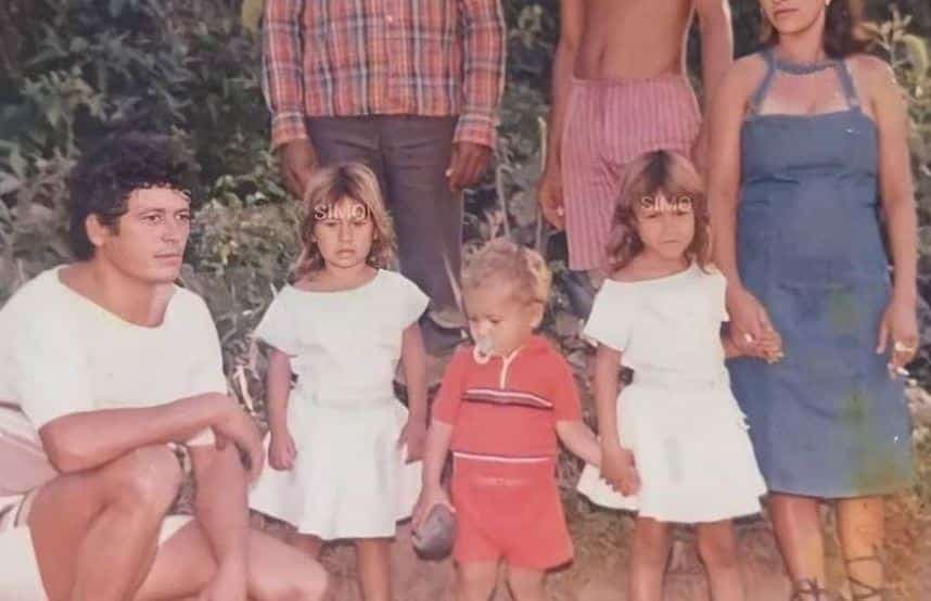Simone Mendes ao lado da família na infância (Foto Reprodução/YouTube) Simone Mendes ao lado da família na infância (Foto Reprodução/YouTube)