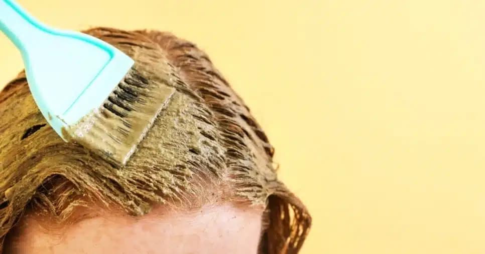 Aplicação de Henna no cabelo - Foto: Internet Aplicação de Henna no cabelo - Foto: Internet