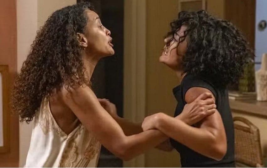 Raquel (Taís Araujo) vai partir para cima de Maria de Fátima (Bella Campos) em Vale Tudo (Foto: Reprodução / Globo) Raquel (Taís Araujo) vai partir para cima de Maria de Fátima (Bella Campos) em Vale Tudo (Foto: Reprodução / Globo)