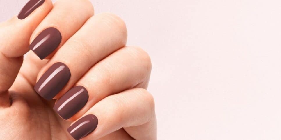 Unhas marrom (Foto: Canva) Unhas marrom (Foto: Canva)