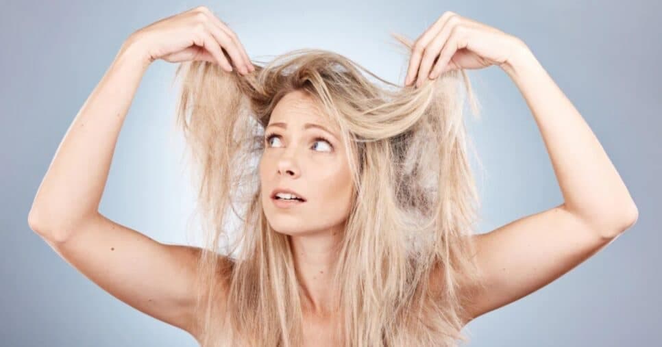 Sol e mar liberados no Verão: 5 passos que salvam o cabelo do frizz, ressecamento e desbotamento na praia