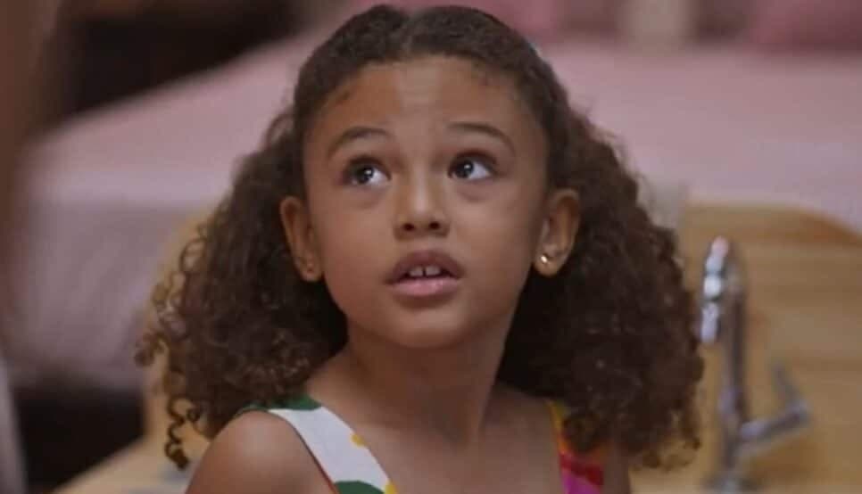 Sofia amplamente protegida por Abel e pela babá Leo (Foto: Reprodução/ Globo) Sofia amplamente protegida por Abel e pela babá Leo (Foto: Reprodução/ Globo)