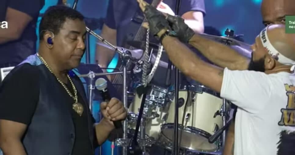 Fã invade palco e entrega colar para Luiz Carlos, vocalista de Raça Negra, em Campina Grande (Foto: Reprodução/Sua Música) Fã invade palco e entrega colar para Luiz Carlos, vocalista de Raça Negra, em Campina Grande (Foto: Reprodução/Sua Música)