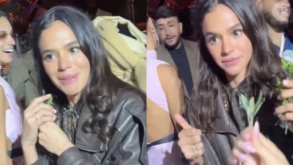 Bruna Marquezine ficou apenas com um ramo nas mãos (Foto: Reprodução/ Internet) Bruna Marquezine ficou apenas com um ramo nas mãos (Foto: Reprodução/ Internet)